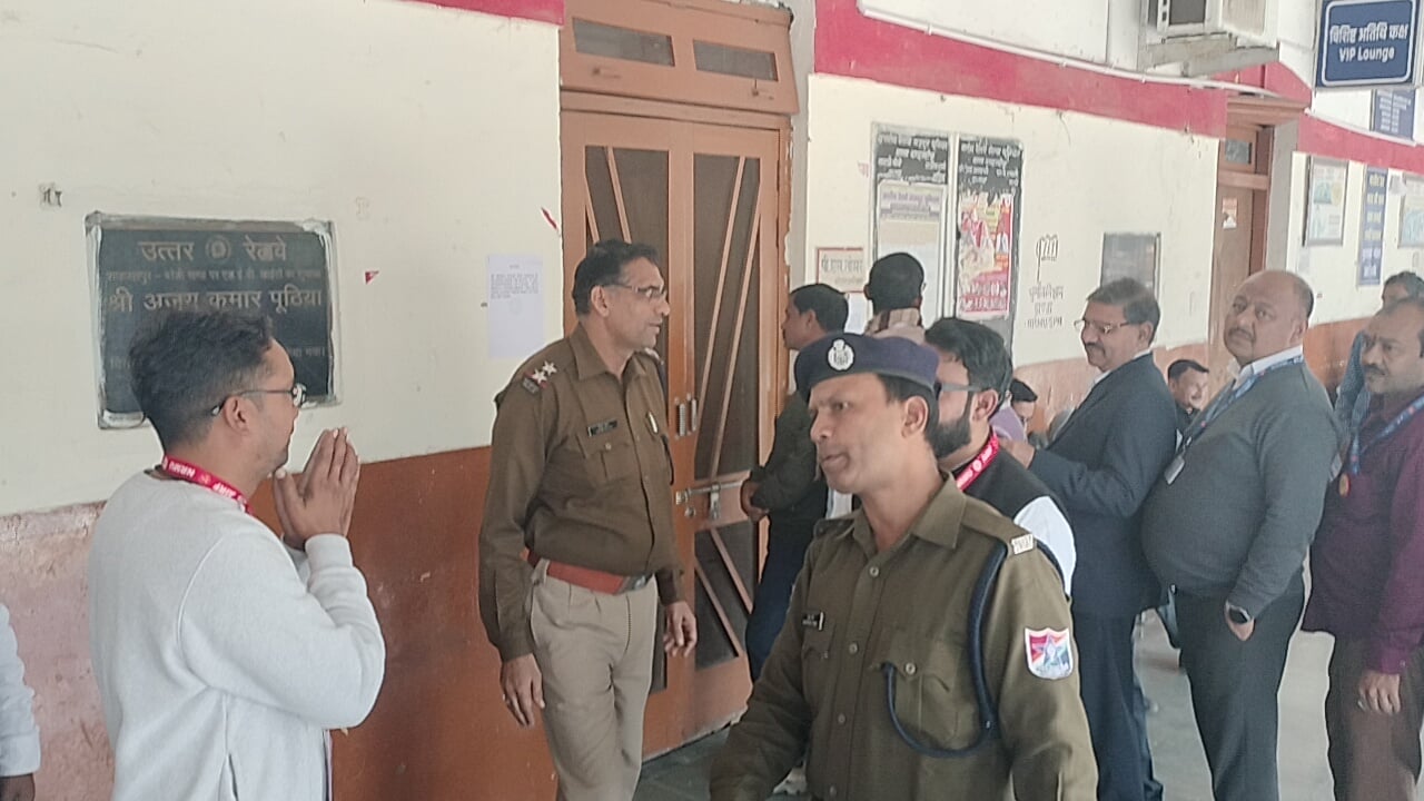 शाहजहांपुर में रेलवे स्टेशन पर मतदान के लिए लाइन में खड़े अधिकारी-कर्मचारी। संवाद शाहजहांपुर में रेलवे स्टेशन पर मतदान के लिए लाइन में खड़े अधिकारी-कर्मचारी। संवाद