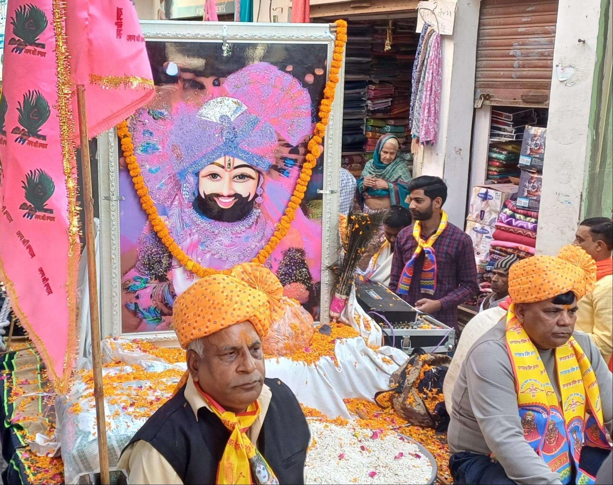 ऊन श्री श्याम बाबा संर्कितन  महोत्सव पर  निशान शोभायात्रा में शामिल श्रद्धांलू  ।  संवाद