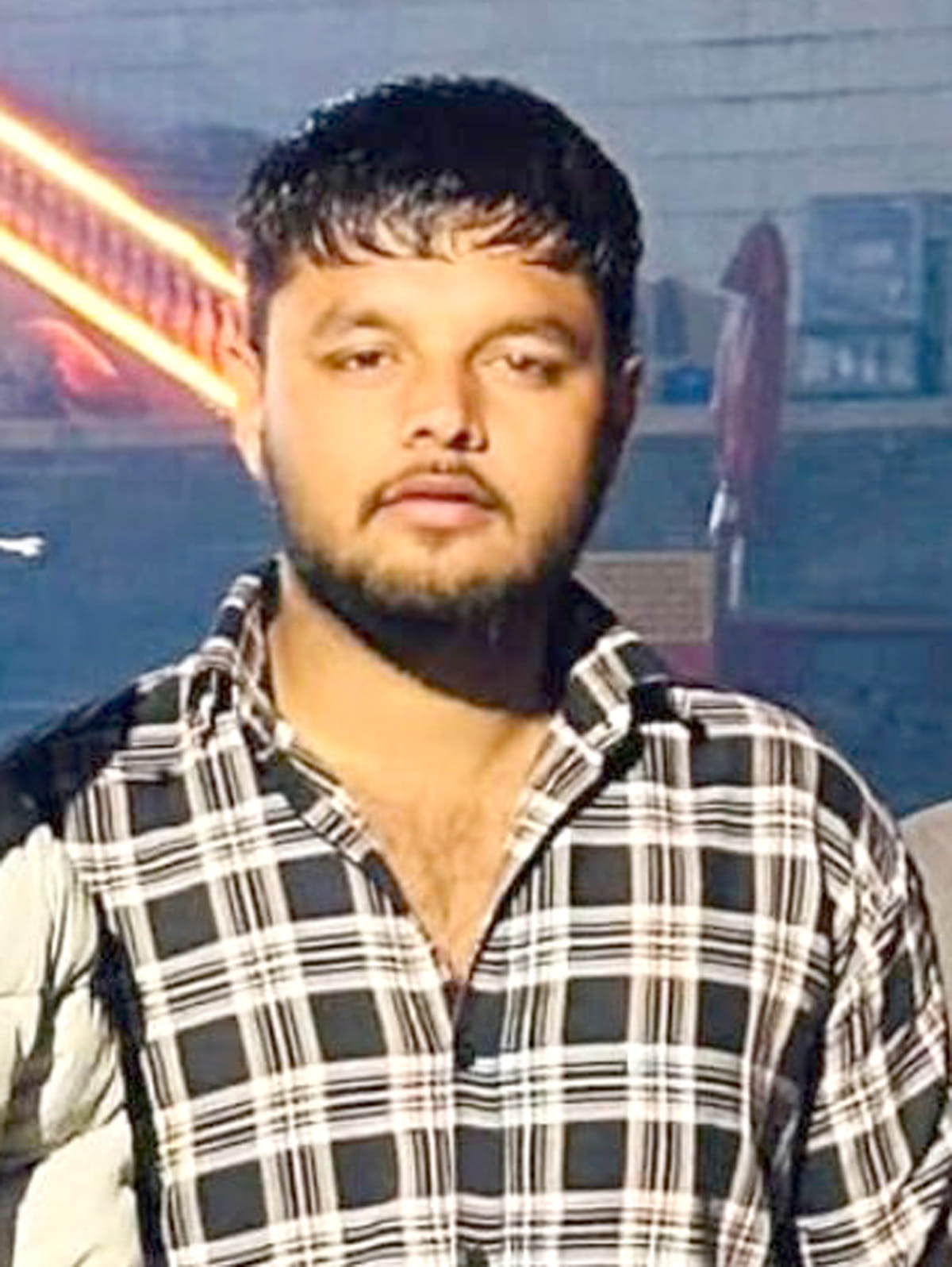 06जेएनडी24: दुकान में घुसकर पलटी हुई कार व टूटी दुकान। संवाद 06जेएनडी24: दुकान में घुसकर पलटी हुई कार व टूटी दुकान। संवाद