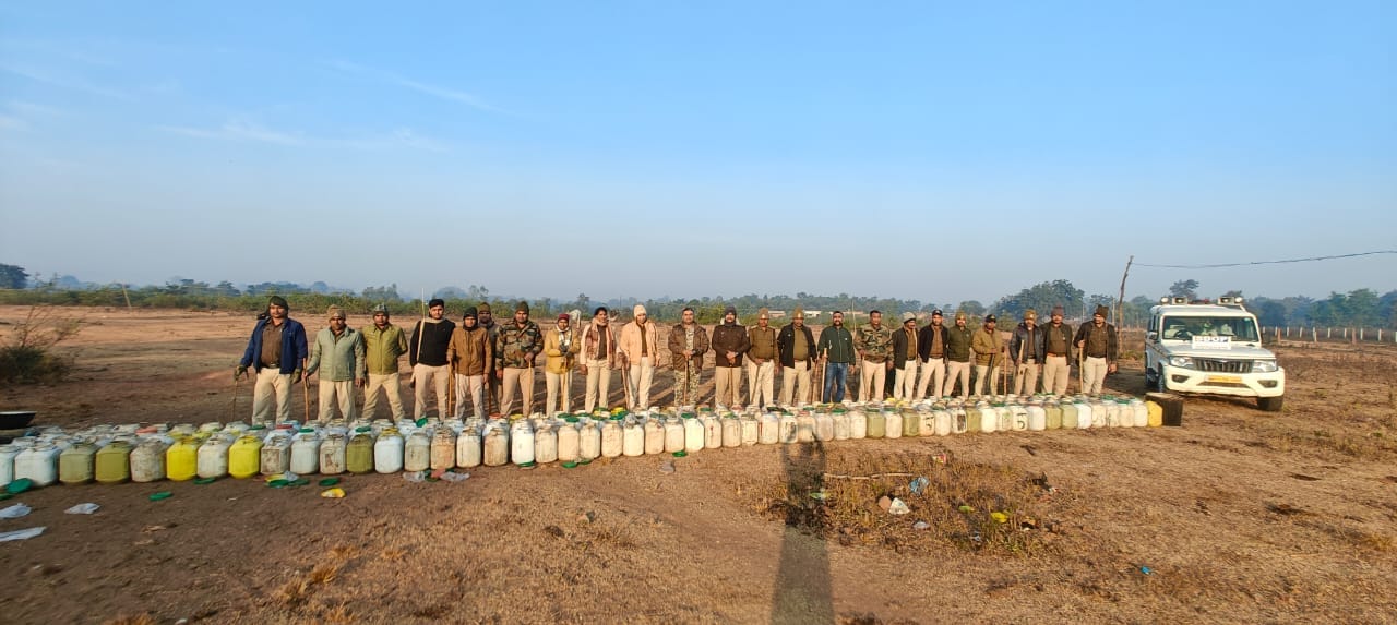 अवैध शराब पर कार्रवाई करती कटनी पुलिस