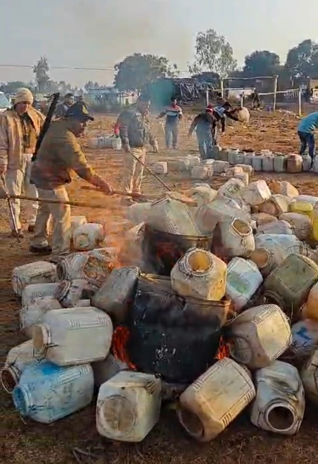 अवैध शराब पर कार्रवाई करती कटनी पुलिस