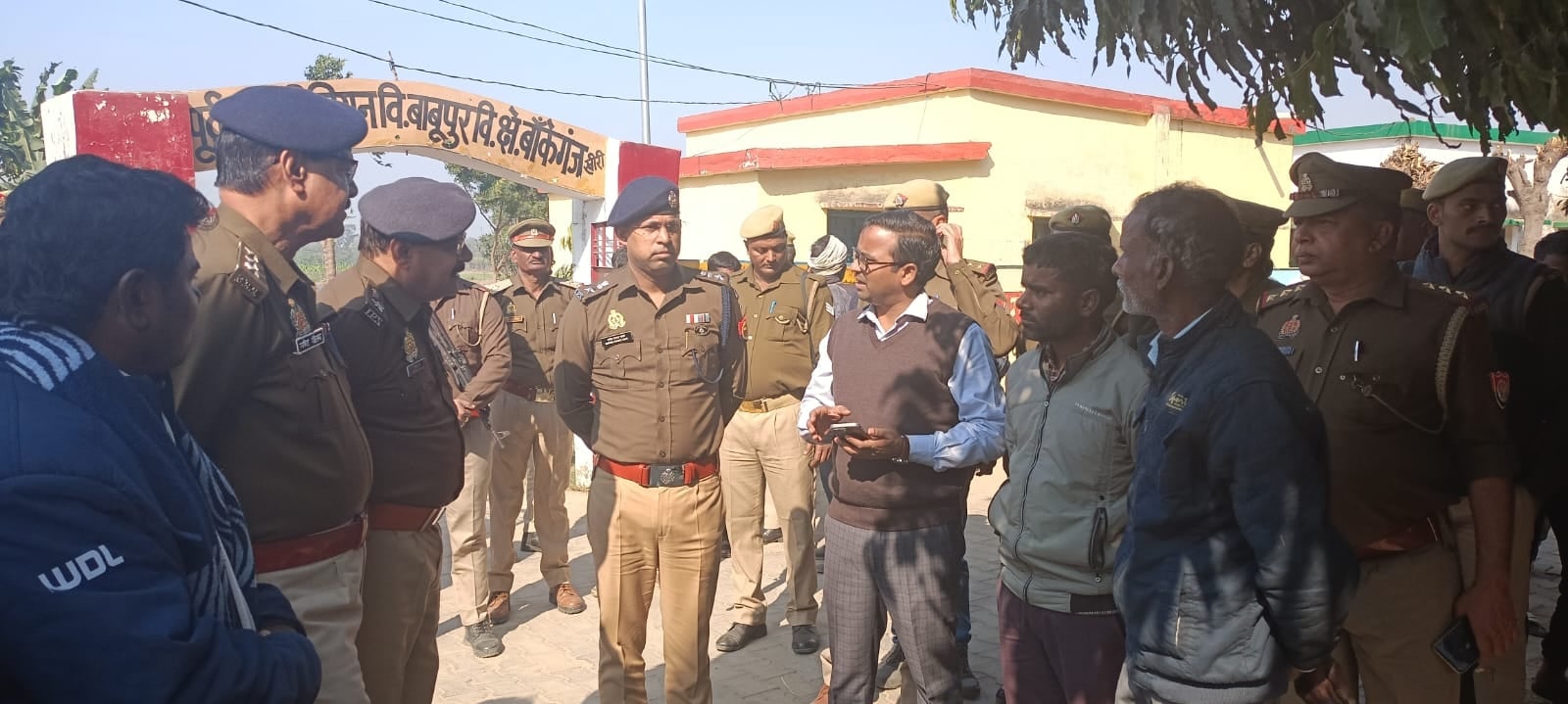 बाबूपुर गांव में इसी मकान को लेकर था विवाद संवाद।