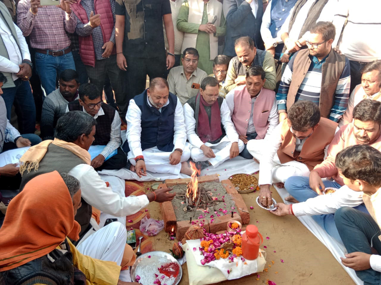 बिल्सी रोडवेज बस स्टैंड का शिलान्यास करते परिवहन मंत्री दयाशंकर सिंह। संवाद बिल्सी रोडवेज बस स्टैंड का शिलान्यास करते परिवहन मंत्री दयाशंकर सिंह। संवाद