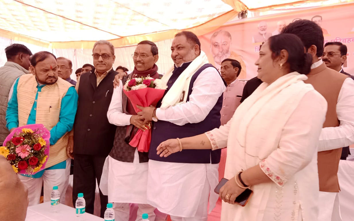 बिल्सी रोडवेज बस स्टैंड का शिलान्यास करते परिवहन मंत्री दयाशंकर सिंह। संवाद बिल्सी रोडवेज बस स्टैंड का शिलान्यास करते परिवहन मंत्री दयाशंकर सिंह। संवाद