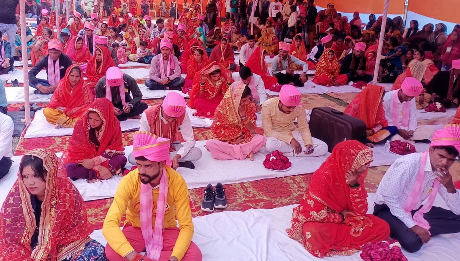 बिसौली में सामुहिक विवाह कार्यक्रम में नव दंपति को उपहार देतीं राज्य मंत्री गुलाब देवी व अधि बिसौली में सामुहिक विवाह कार्यक्रम में नव दंपति को उपहार देतीं राज्य मंत्री गुलाब देवी व अधि