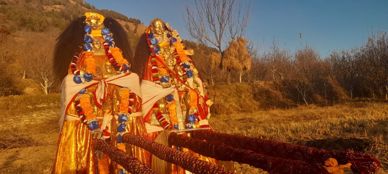 डंसा  नोग वैली स्थित ठाणा पाचे में आयोजित दियावली मेला में नाटी लगाती महिलाएं। संवाद