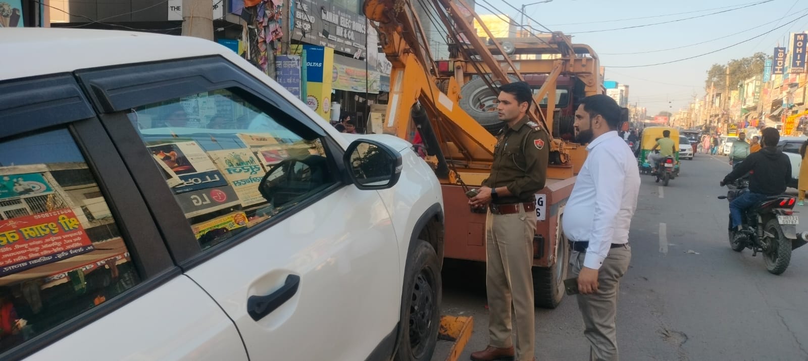 -फोटो 66 : दुकानदारों से अतिक्रमण न करने की अपील करते यातायात पुलिस निरीक्षक विकास कुमार। स्रोत