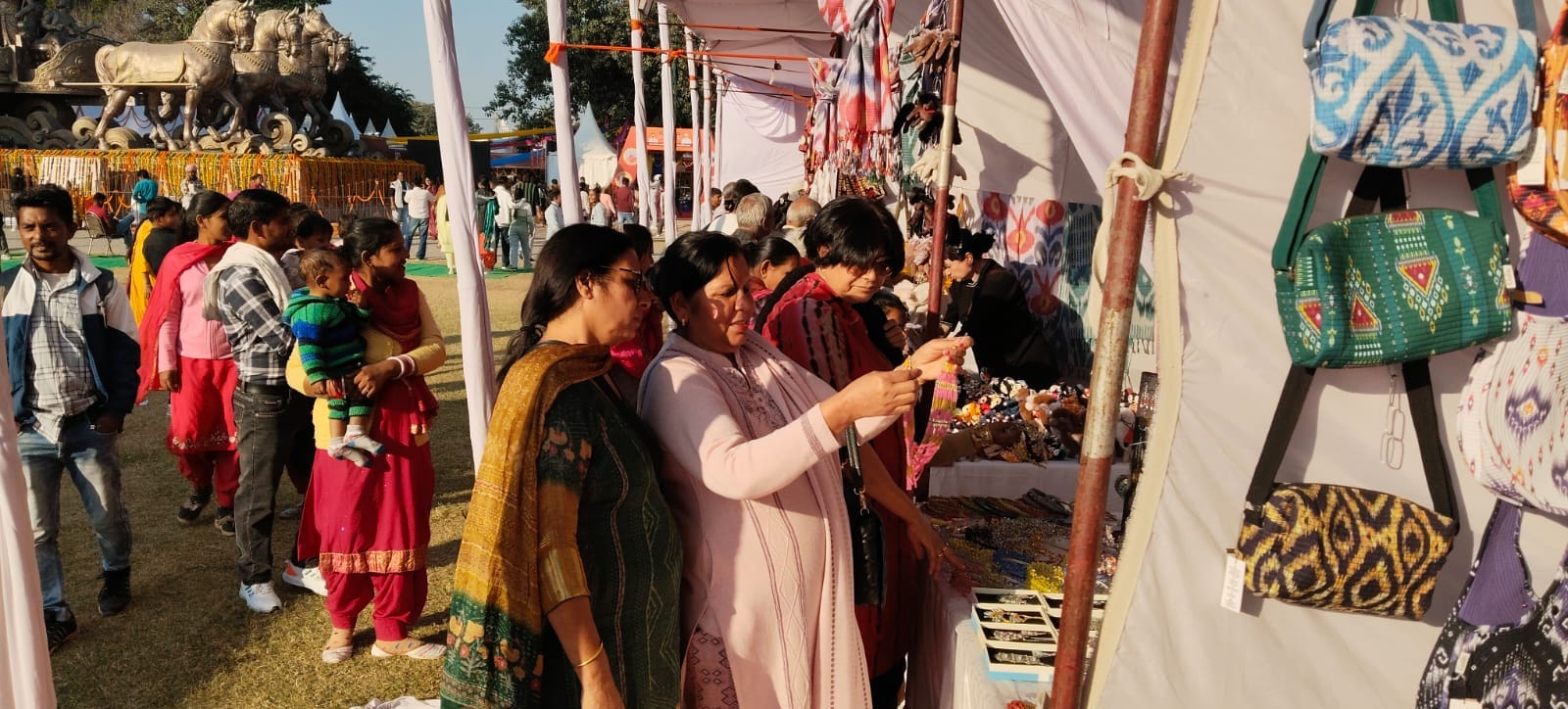 कुरुक्षेत्र। उज्बेकिस्तान के कलाकारों द्वारा लगाई गई स्टाल पर खरीददारी करते पर्यटक। संवाद कुरुक्षेत्र। उज्बेकिस्तान के कलाकारों द्वारा लगाई गई स्टाल पर खरीददारी करते पर्यटक। संवाद