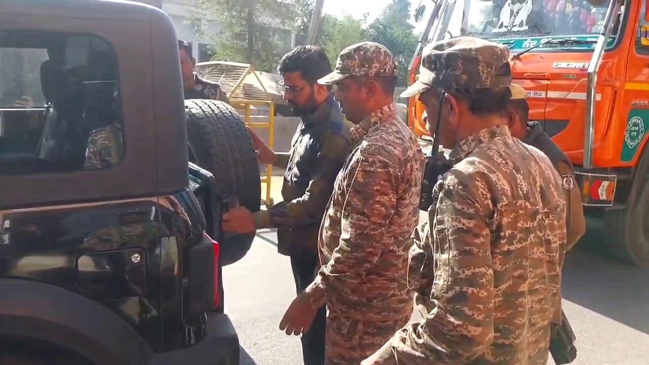 किसानों को रोकने के लिए बॉर्डर के नाकों पर लगाने के लिए रखीं कील लगीं प्लेटें।  