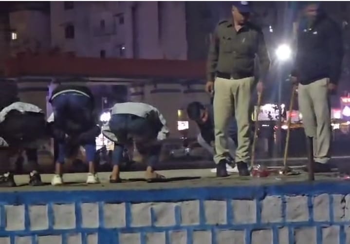 पुलिस ने बनाया मुर्गा