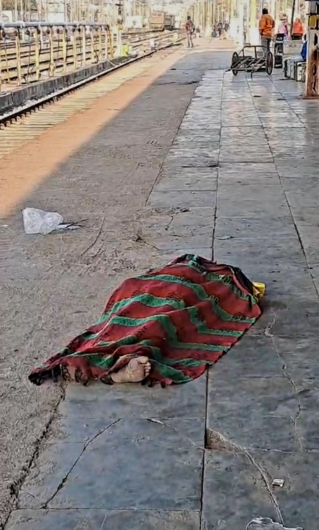 स्टेशन पर शव