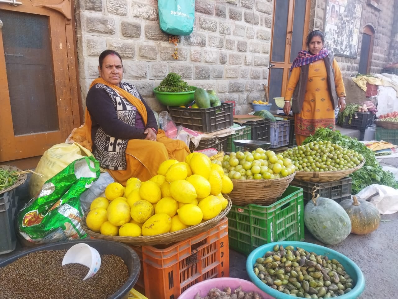शहर के गांधी भवन के पास हरी सब्जी की खरीददारी करते शहरवासी। संवाद शहर के गांधी भवन के पास हरी सब्जी की खरीददारी करते शहरवासी। संवाद