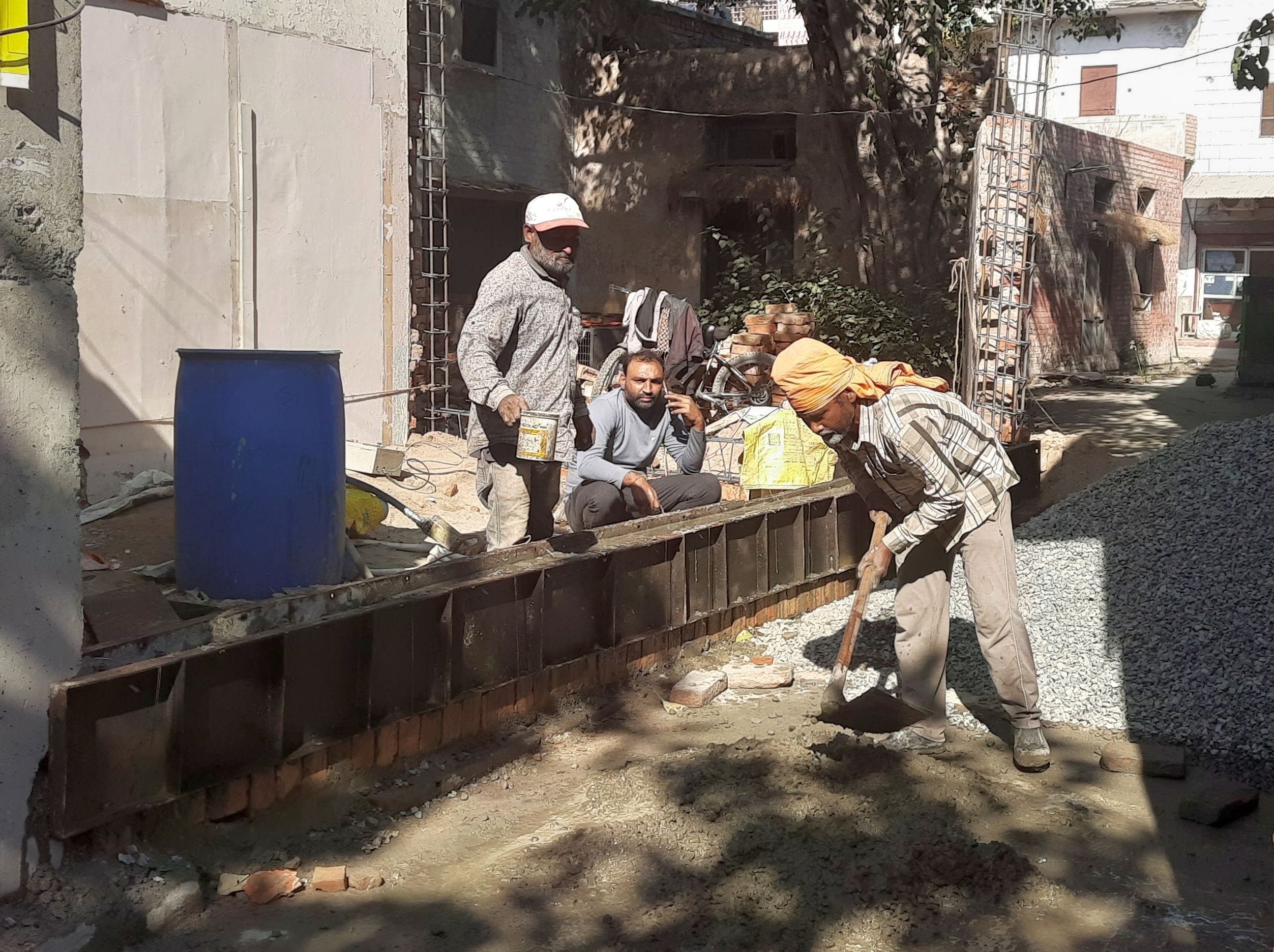 07जेएनडी06-शहर के पालिका बाजार में मकान की नींव तैयार करते मजदूर। संवाद 07जेएनडी06-शहर के पालिका बाजार में मकान की नींव तैयार करते मजदूर। संवाद
