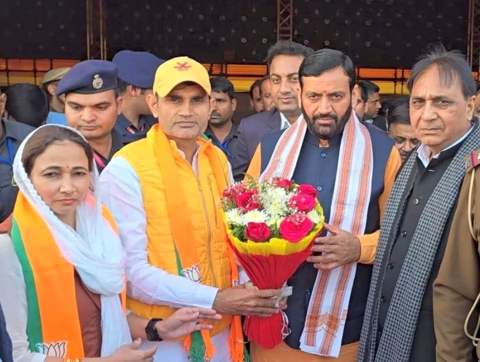 07जेएनडी19-पानीपत में चेयरपर्सन मनीषा रंधावा और उनके पति को पार्टी सदस्यता ग्रहण करवाते मुख्यमं