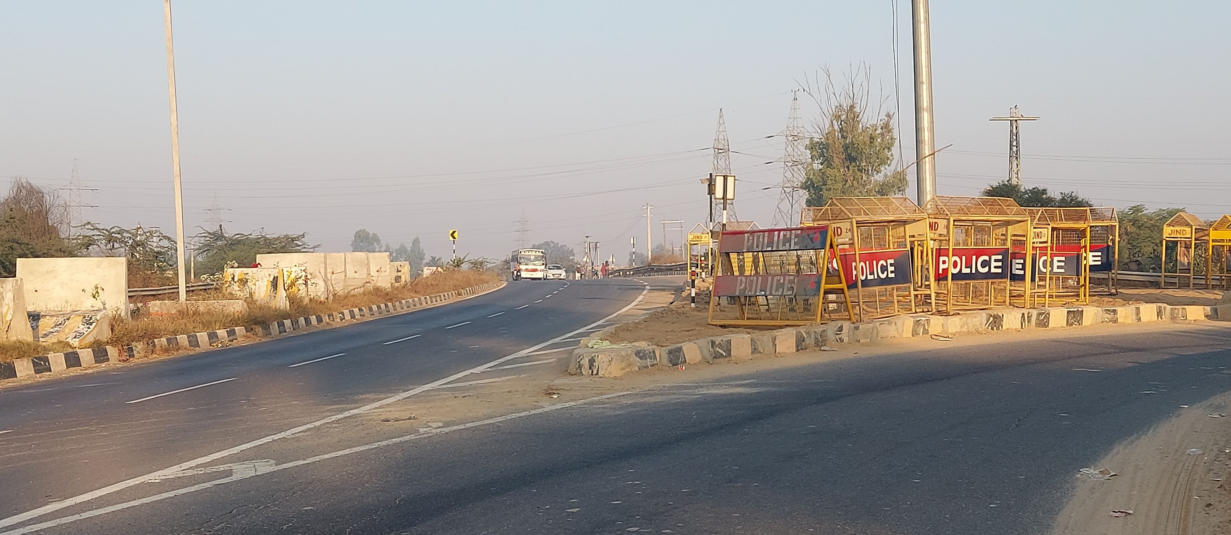 07जेएनडी21-पंजाब बॉर्डर पर गुरुबाणी सुनते किसान। संवाद