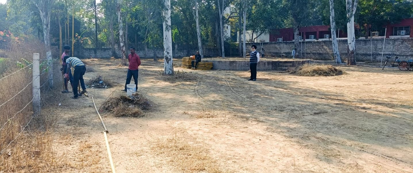 07जेएनडी24: गीता जयंती महोत्सव को लेकर तैयारियों में जुटे कर्मी।