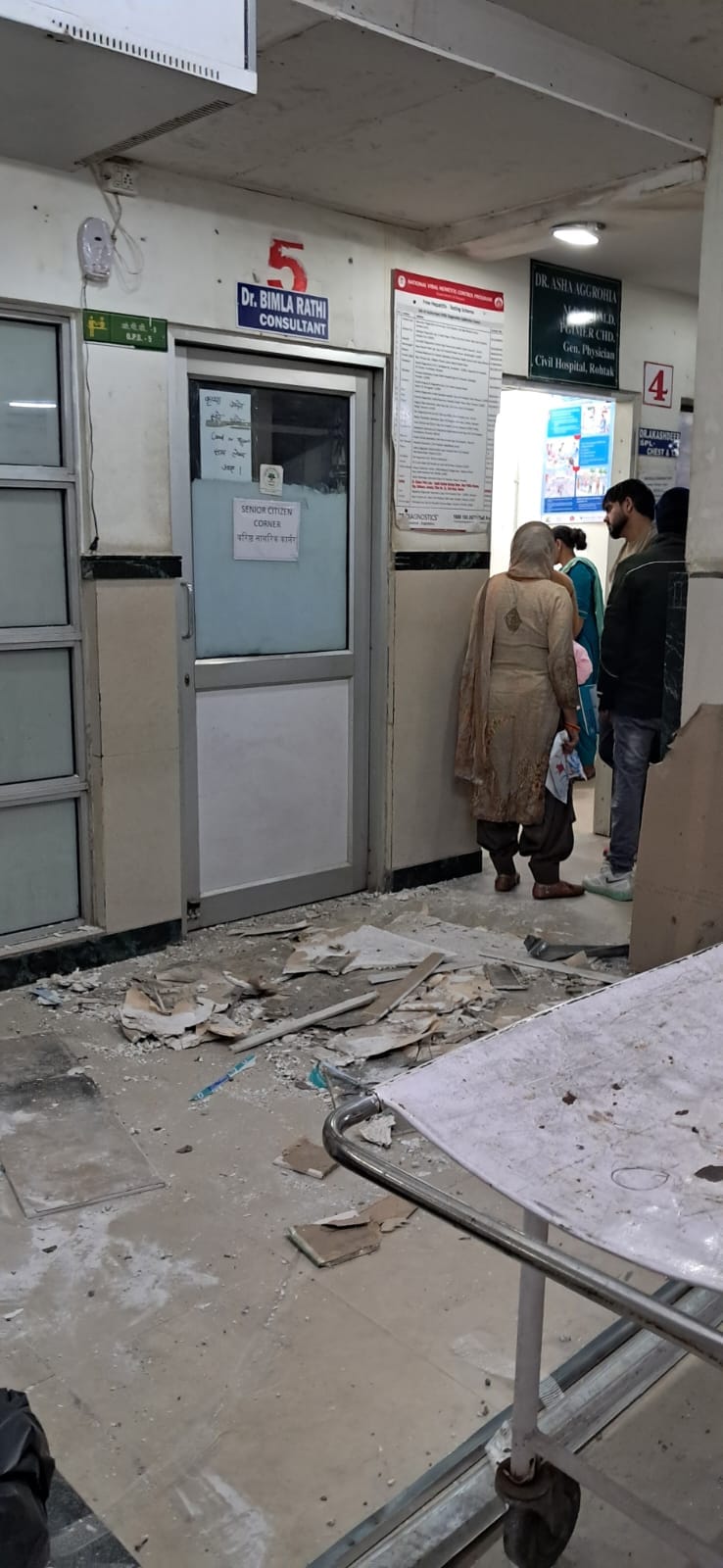 07सीटीके01..नागरिक अस्पताल में होम्योपैथ की ओपीडी से दवा प्राप्त करती मरीज । स्रोत : अमर उजाला 07सीटीके01..नागरिक अस्पताल में होम्योपैथ की ओपीडी से दवा प्राप्त करती मरीज । स्रोत : अमर उजाला