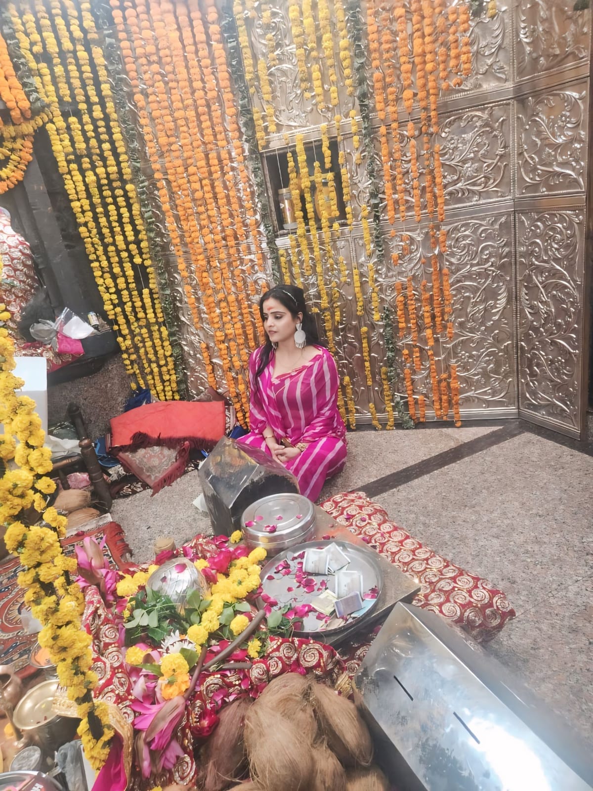 अभिनेत्री निशा पारिक ने किए महाकालेश्वर ज्योतिर्लिंग के दर्शन, कालभेरव मंदिर भी दर्शन करने पहुं