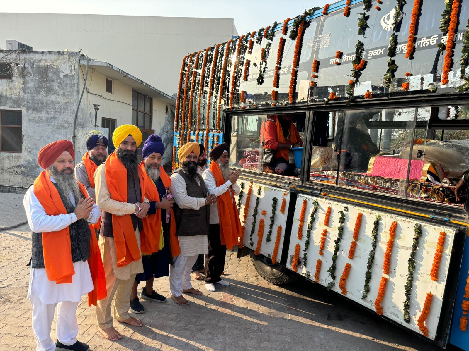 अंबाला शहर में निकाले गए नगर कीर्तन में पालकी साहिब के दर्शन करती महिला। संवाद अंबाला शहर में निकाले गए नगर कीर्तन में पालकी साहिब के दर्शन करती महिला। संवाद