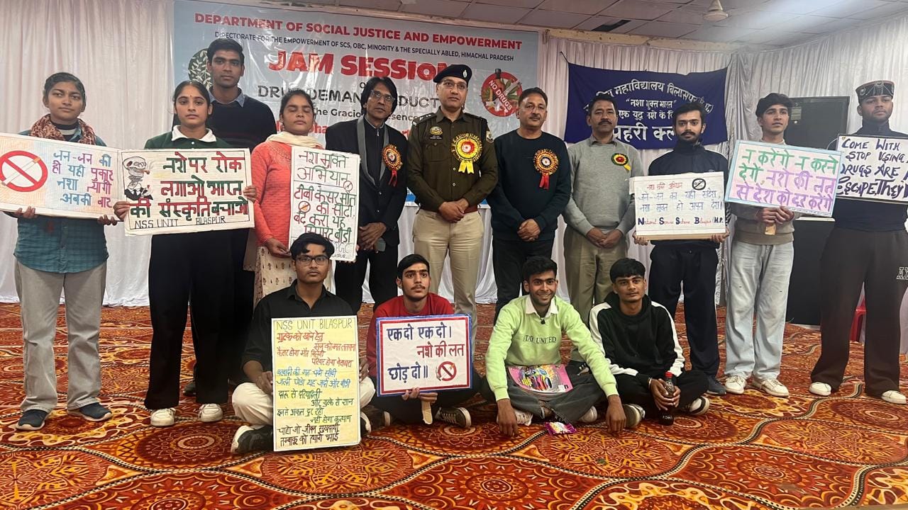बिलासपुर कॉलेज में आयोजित संवाद सत्र में उपस्थित मुख्यातिथि व अन्य । संवाद