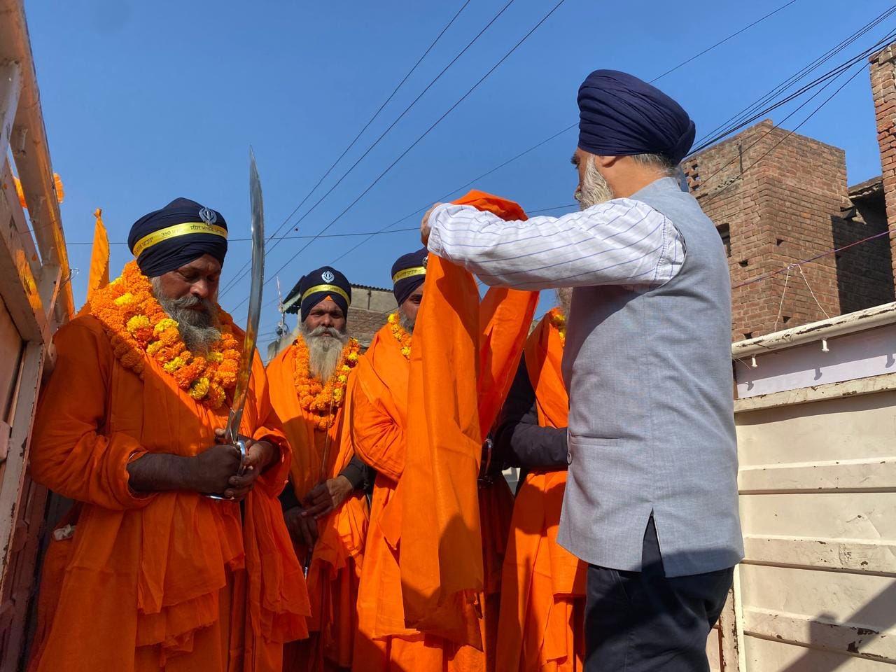 गुरु महाराज की पालकी साहिब पर सेवा करते ग्रंथी सिंह व अन्य सेवादार। संवाद