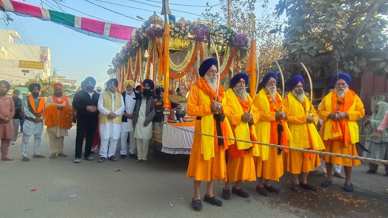 गुरु महाराज की पालकी साहिब पर सेवा करते ग्रंथी सिंह व अन्य सेवादार। संवाद