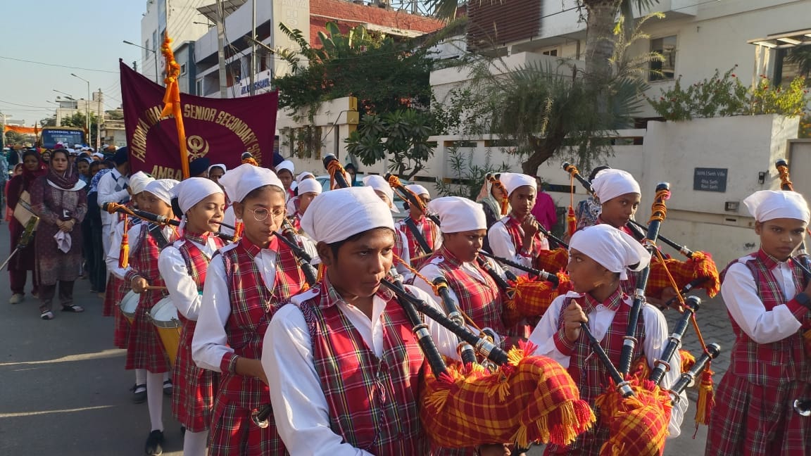गुरु महाराज की पालकी साहिब पर सेवा करते ग्रंथी सिंह व अन्य सेवादार। संवाद