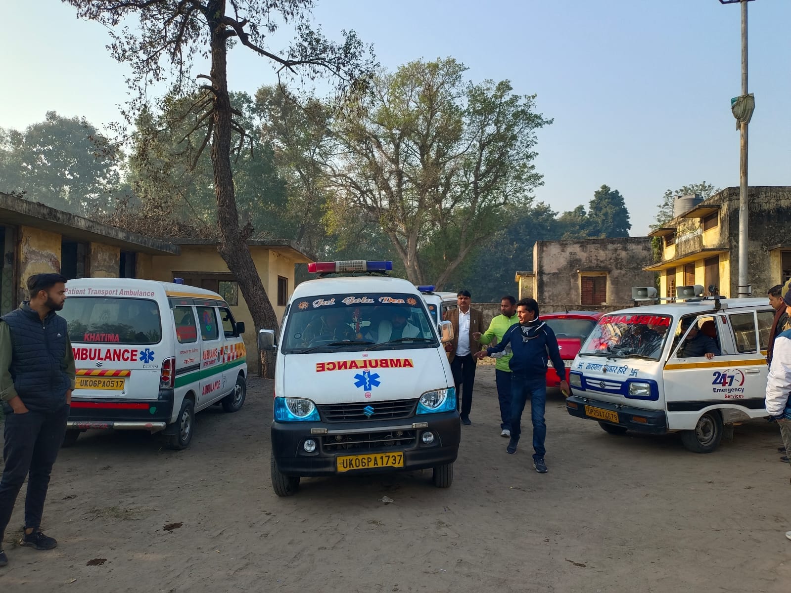 हादसे के बाद जिला अस्पताल परिसर में लगी भीड़। संवाद हादसे के बाद जिला अस्पताल परिसर में लगी भीड़। संवाद