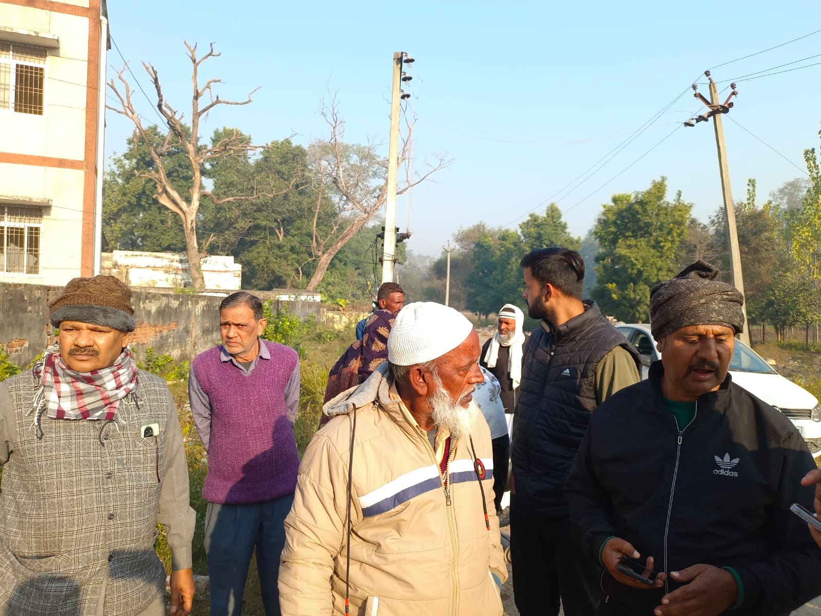 हादसे के बाद जिला अस्पताल परिसर में लगी भीड़। संवाद हादसे के बाद जिला अस्पताल परिसर में लगी भीड़। संवाद