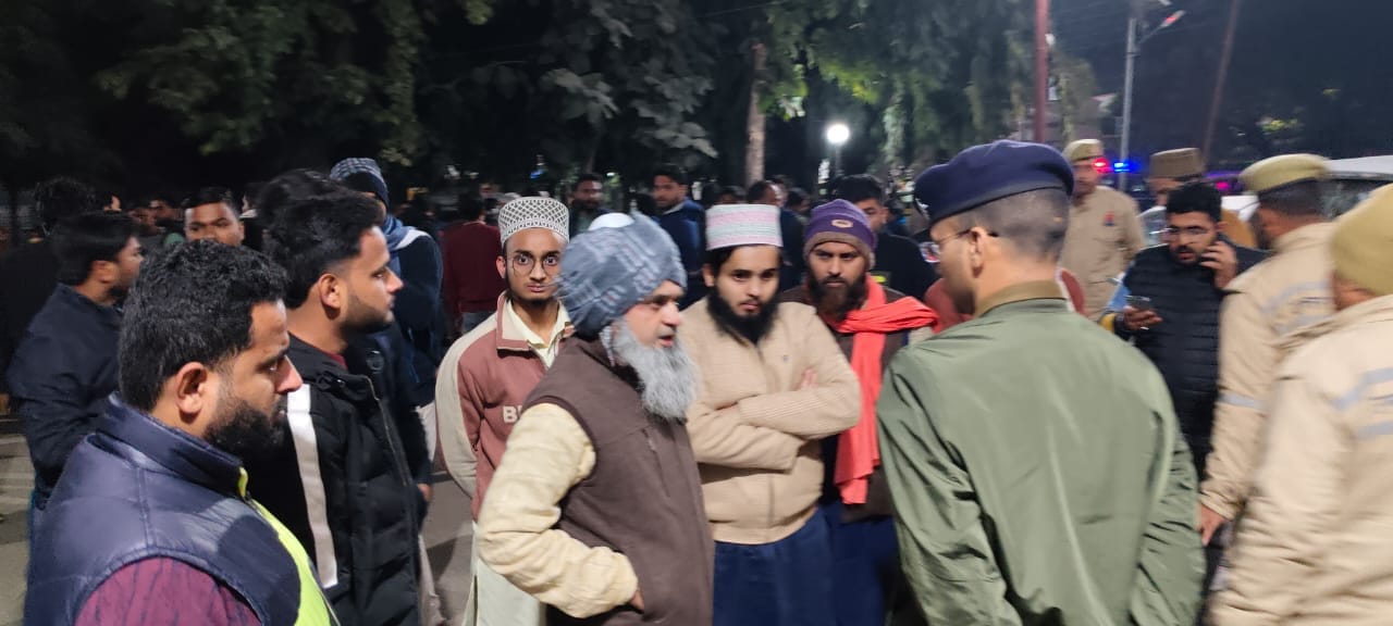 हादसे के बाद जिला अस्पताल परिसर में लगी भीड़। संवाद हादसे के बाद जिला अस्पताल परिसर में लगी भीड़। संवाद