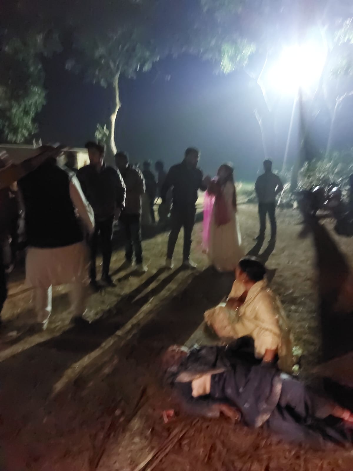 हादसे के बाद जिला अस्पताल परिसर में लगी भीड़। संवाद हादसे के बाद जिला अस्पताल परिसर में लगी भीड़। संवाद