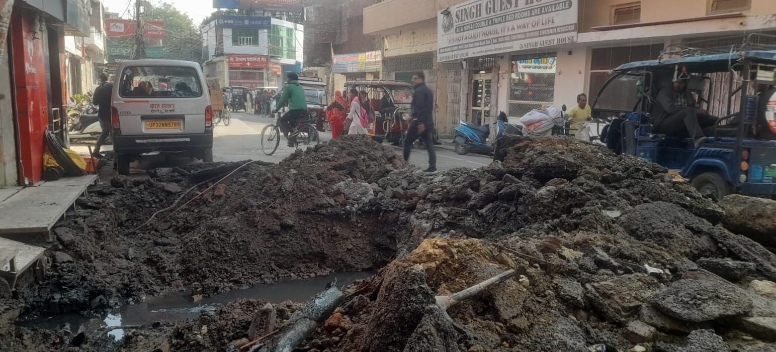 खिरनीबाग चौराहा के पास गड्ढे में फंसी ट्रॉली। जागरूक पाठक खिरनीबाग चौराहा के पास गड्ढे में फंसी ट्रॉली। जागरूक पाठक