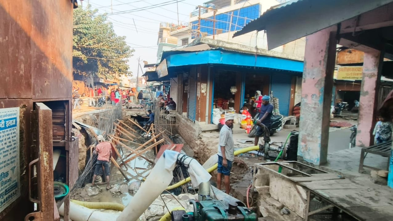 नाले के निर्माण कार्य के कारण किराना मंडी में दुकानों के आगे गलियों में हुआ जलभराव। संवाद
