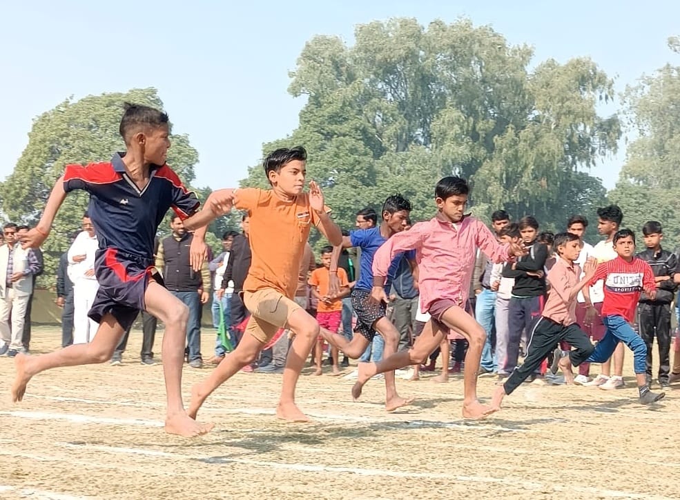 पीलीभीत के गांधी स्टेडियम में आयोजित बेसिक शिक्षा विभाग की जनपदीय शैक्षिक बाल क्रीड़ा प्रतियो
