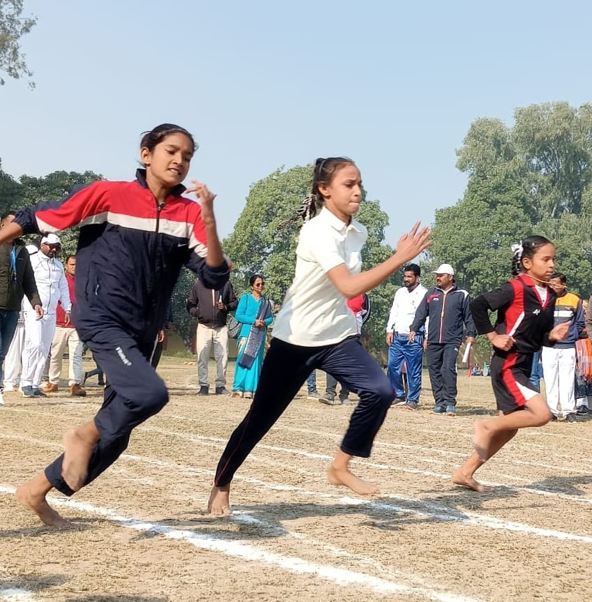 पीलीभीत के गांधी स्टेडियम में आयोजित बेसिक शिक्षा विभाग की जनपदीय शैक्षिक बाल क्रीड़ा प्रतियो