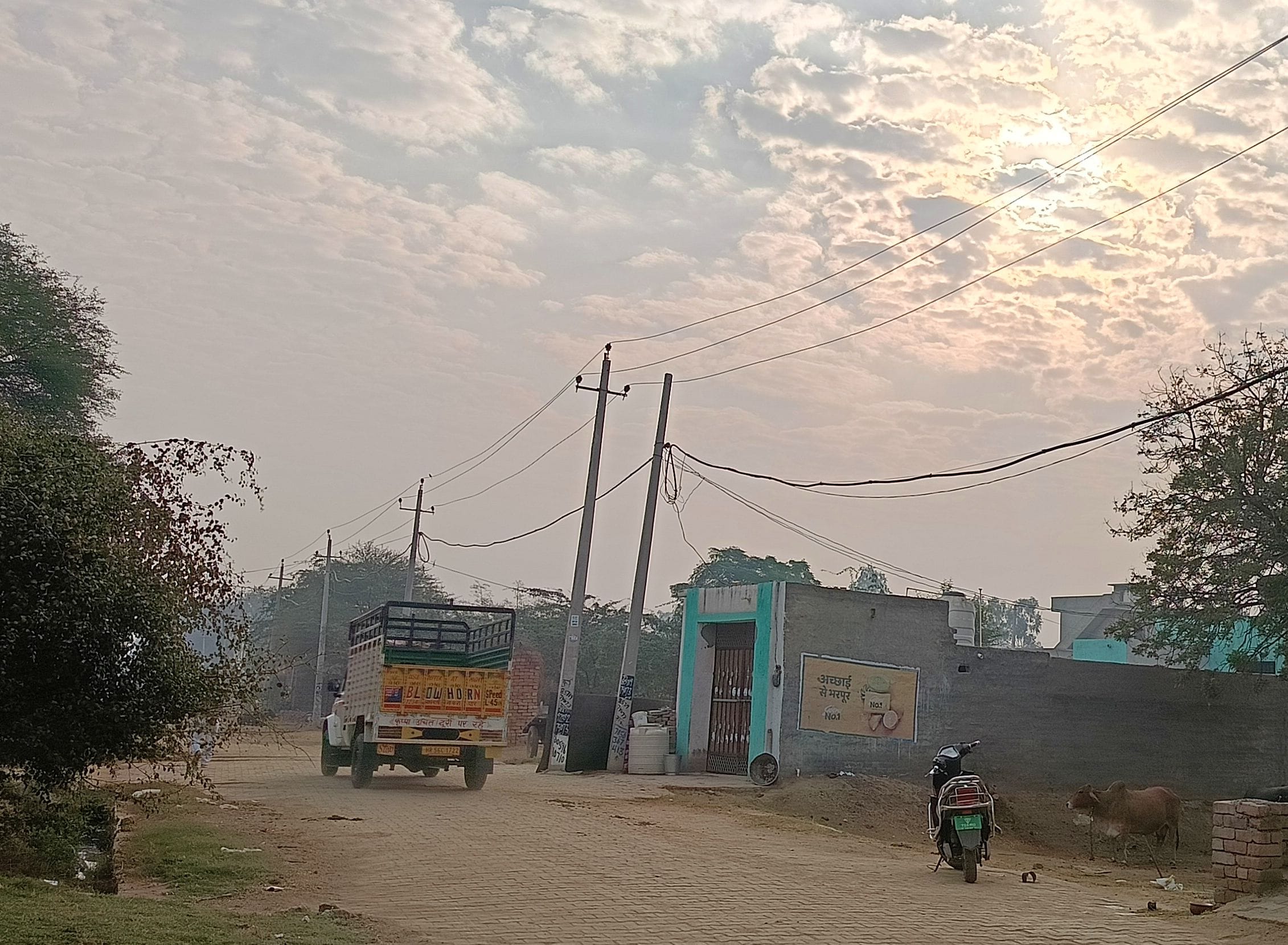 08जेएनडी07-रविवार को सुबह आसमान में छाए बादल। संवाद