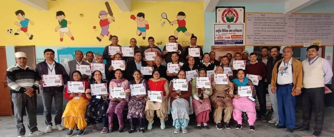 08जेएनडी13: बाल वाटिका प्रशिक्षण के समापन पर शिक्षकों को प्रमाण पत्र देते हुए। स्वंय 08जेएनडी13: बाल वाटिका प्रशिक्षण के समापन पर शिक्षकों को प्रमाण पत्र देते हुए। स्वंय
