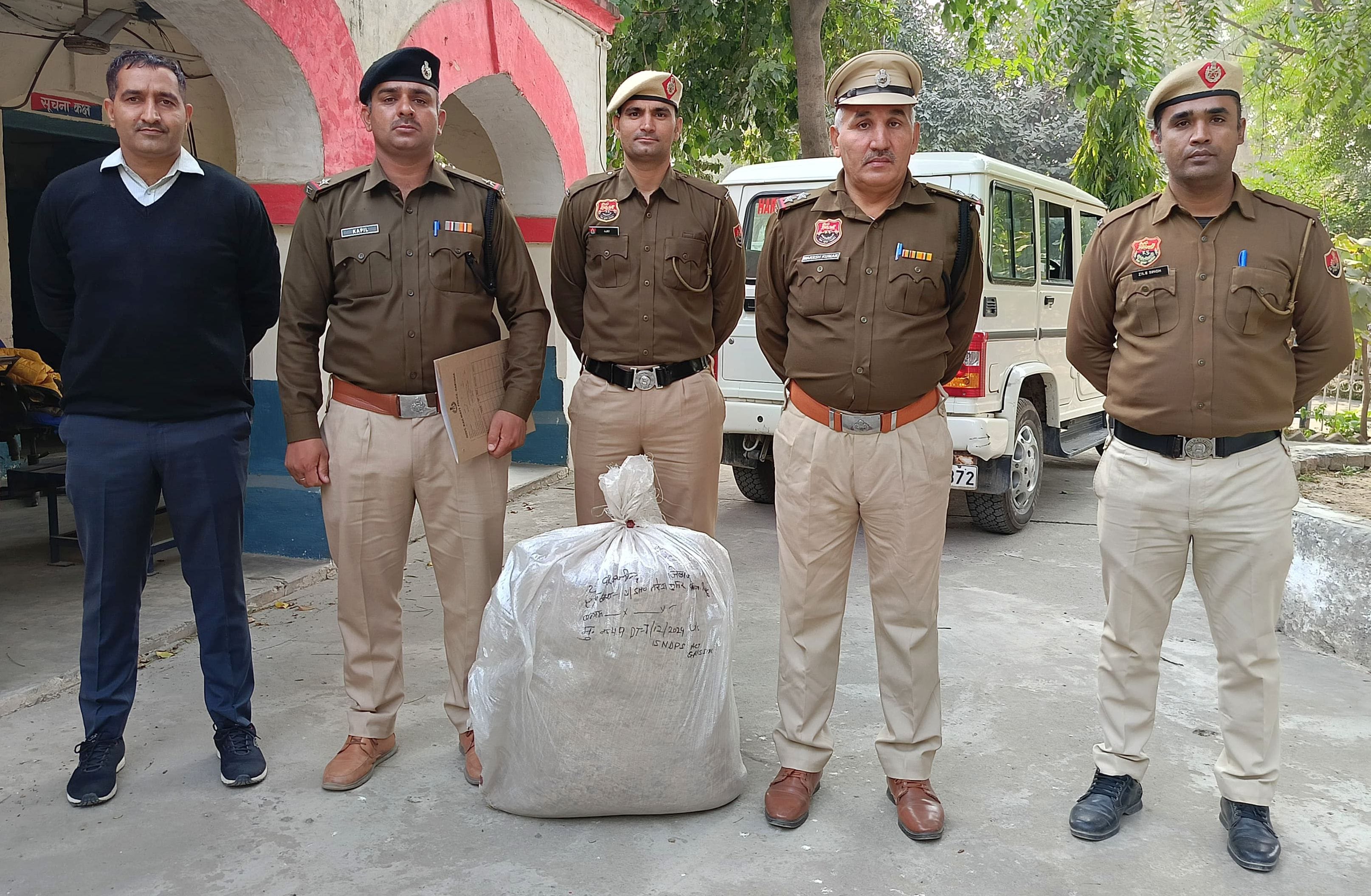 08जेएनडी22-रेलवे स्टेशन उचाना से बरामद किया गया डोडापोस्त और मौजूद जीआरपी जवान। संवाद 08जेएनडी22-रेलवे स्टेशन उचाना से बरामद किया गया डोडापोस्त और मौजूद जीआरपी जवान। संवाद