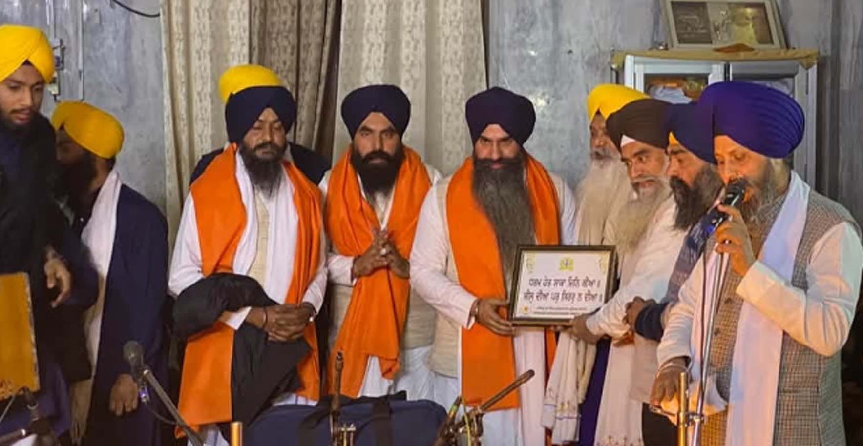 अंबाला सिटी स्थित गुरुद्वारा साहिब में आयोजित समागम में नाम सिमरण करते कीर्तनी जत्थे। प्रवक्ता अंबाला सिटी स्थित गुरुद्वारा साहिब में आयोजित समागम में नाम सिमरण करते कीर्तनी जत्थे। प्रवक्ता