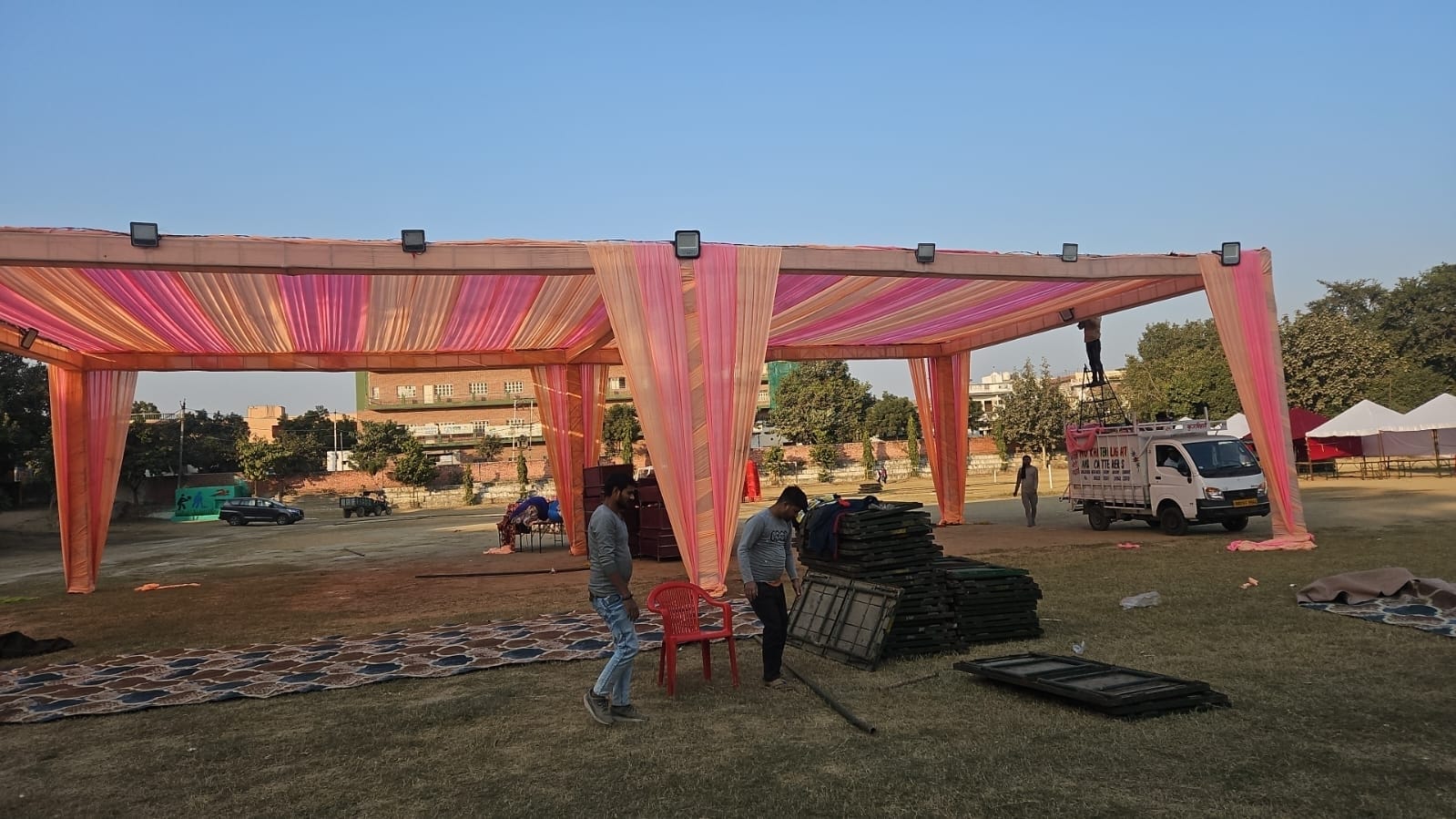 फोटो 12- सोनीपत के सुभाष स्टेडियम की दीवार पर गीता जयंती महोत्सव को लेकर चित्रकारी करते पेंटर। 