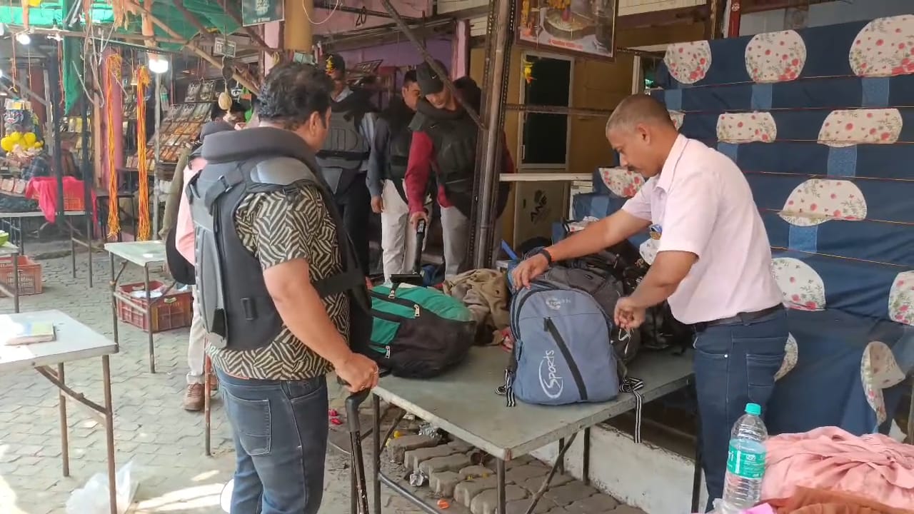 कालभैरव मंदिर पर ऐसी सर्चिंग हुई की श्रद्धालु ही नहीं व्यापारी भी घबरा गए, पुलिस ही नहीं डॉग स् कालभैरव मंदिर पर ऐसी सर्चिंग हुई की श्रद्धालु ही नहीं व्यापारी भी घबरा गए, पुलिस ही नहीं डॉग स्