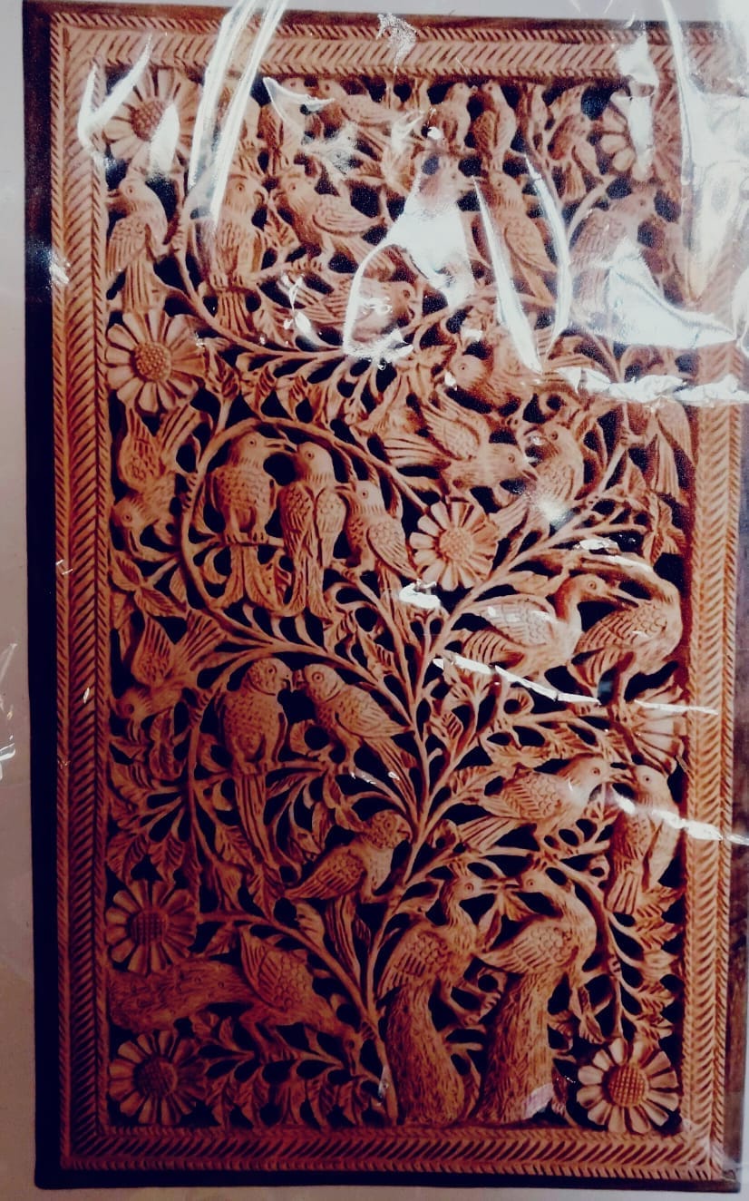 कुरुक्षेत्र। हरियाणा पवेलियपन में नीरज की शिल्पकला को देखते विद्यार्थी। संवाद कुरुक्षेत्र। हरियाणा पवेलियपन में नीरज की शिल्पकला को देखते विद्यार्थी। संवाद