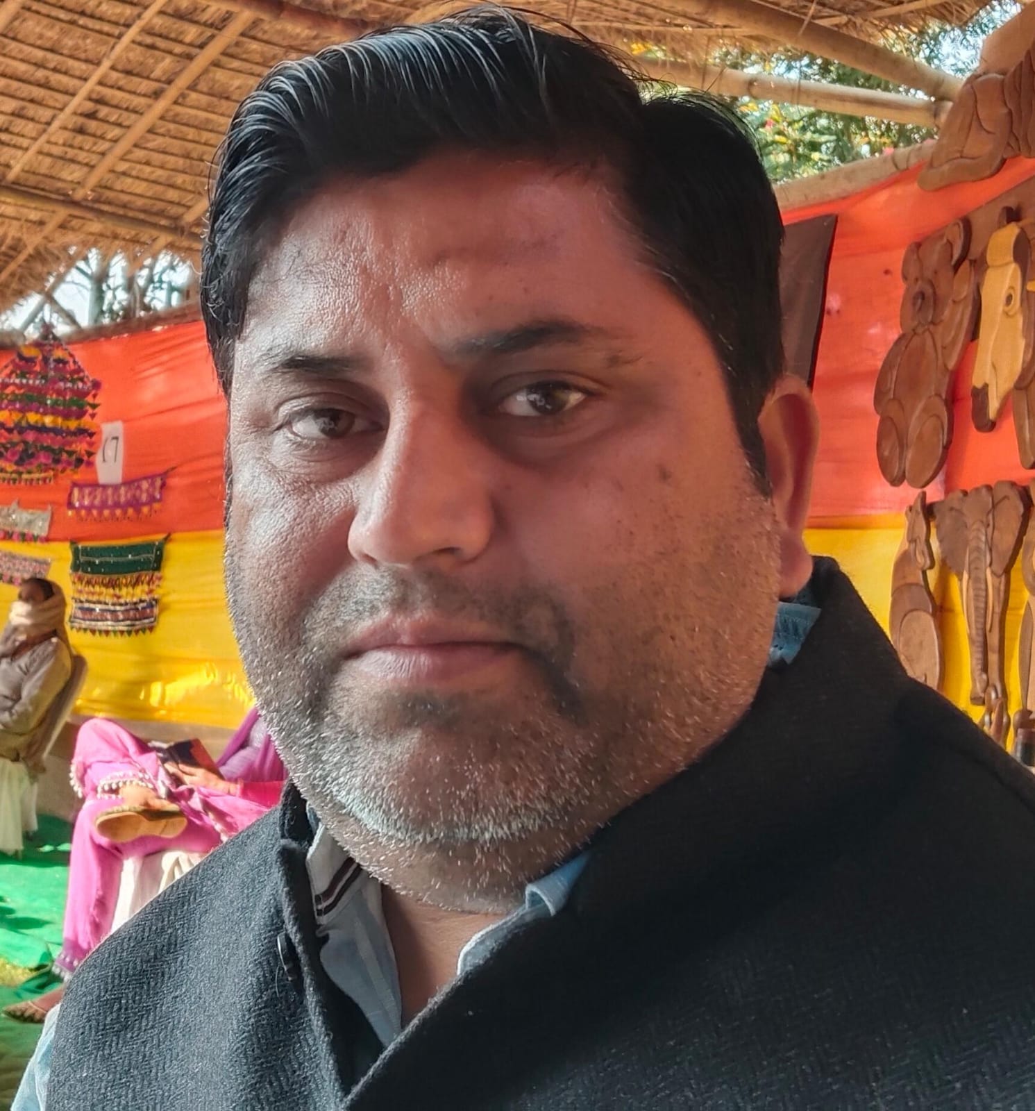कुरुक्षेत्र। हरियाणा पवेलियपन में नीरज की शिल्पकला को देखते विद्यार्थी। संवाद कुरुक्षेत्र। हरियाणा पवेलियपन में नीरज की शिल्पकला को देखते विद्यार्थी। संवाद