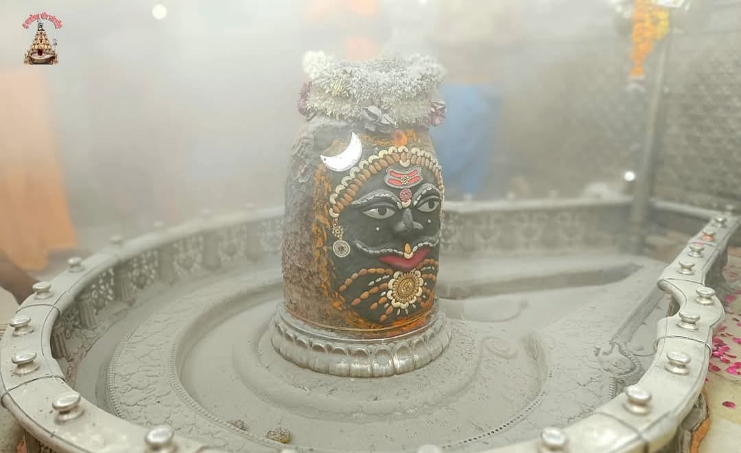मस्तक पर लगाया चन्द्र और त्रिपुंड और फिर भांग व ड्रायफ्रूट से हुआ बाबा महाकाल का भस्म आरती श्रृ मस्तक पर लगाया चन्द्र और त्रिपुंड और फिर भांग व ड्रायफ्रूट से हुआ बाबा महाकाल का भस्म आरती श्रृ