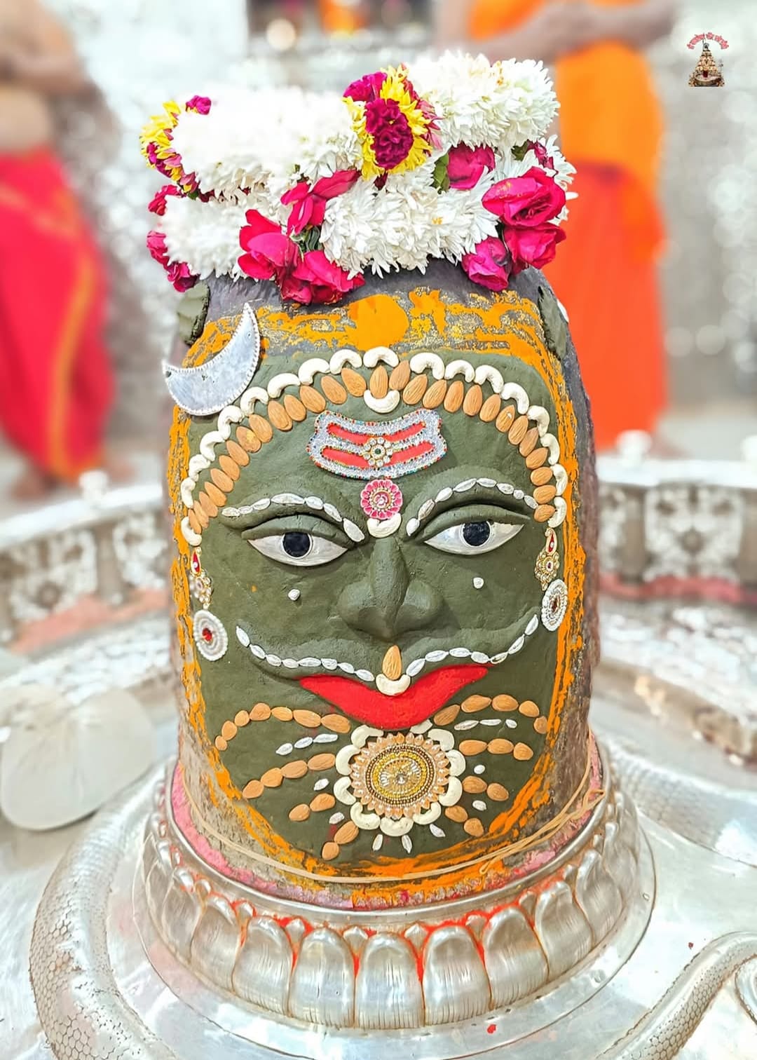 मस्तक पर लगाया चन्द्र और त्रिपुंड और फिर भांग व ड्रायफ्रूट से हुआ बाबा महाकाल का भस्म आरती श्रृ मस्तक पर लगाया चन्द्र और त्रिपुंड और फिर भांग व ड्रायफ्रूट से हुआ बाबा महाकाल का भस्म आरती श्रृ