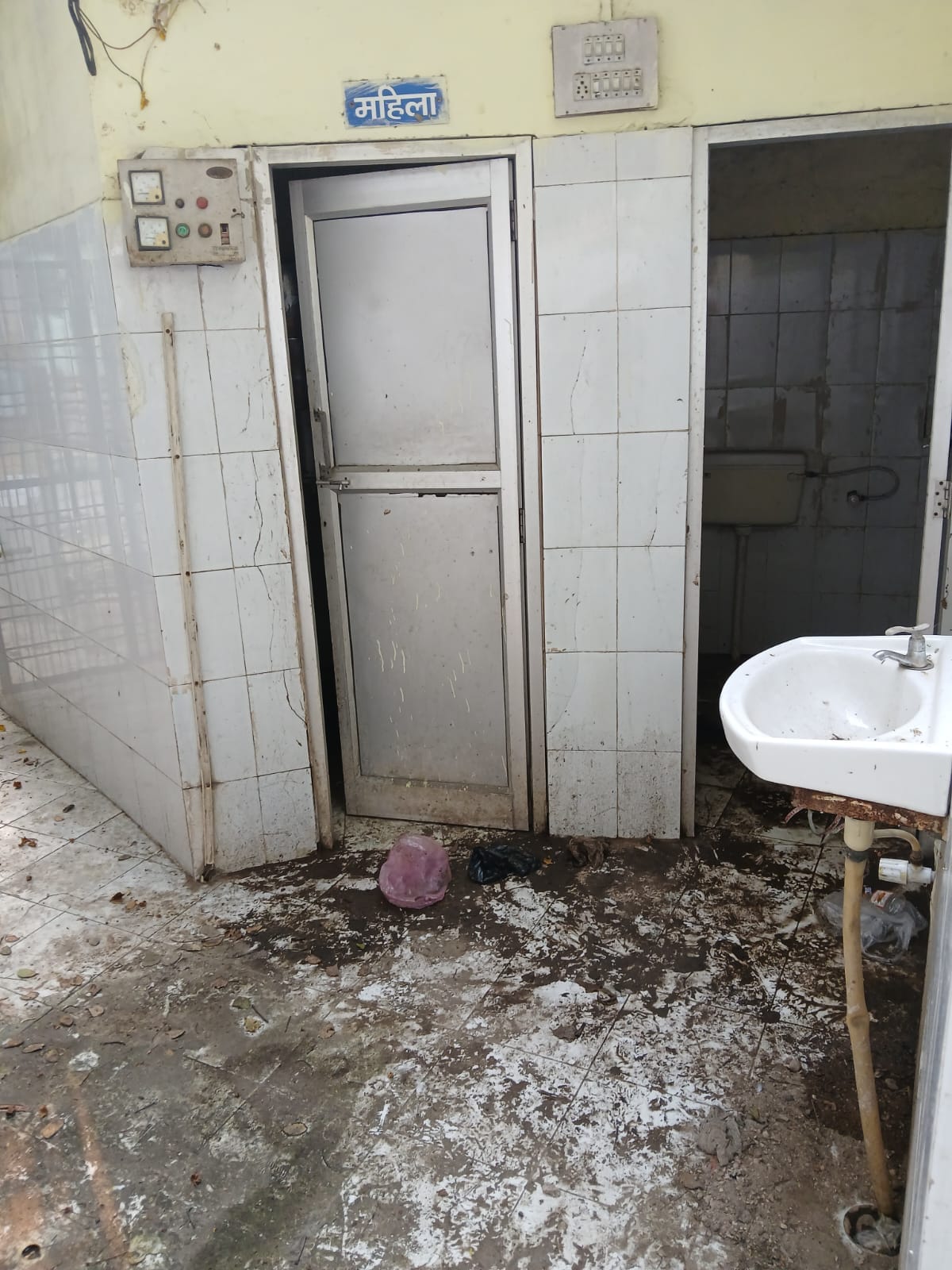 नाईवाली चौक के पास बने शौचालय की बदहाल दशा। संवाद नाईवाली चौक के पास बने शौचालय की बदहाल दशा। संवाद