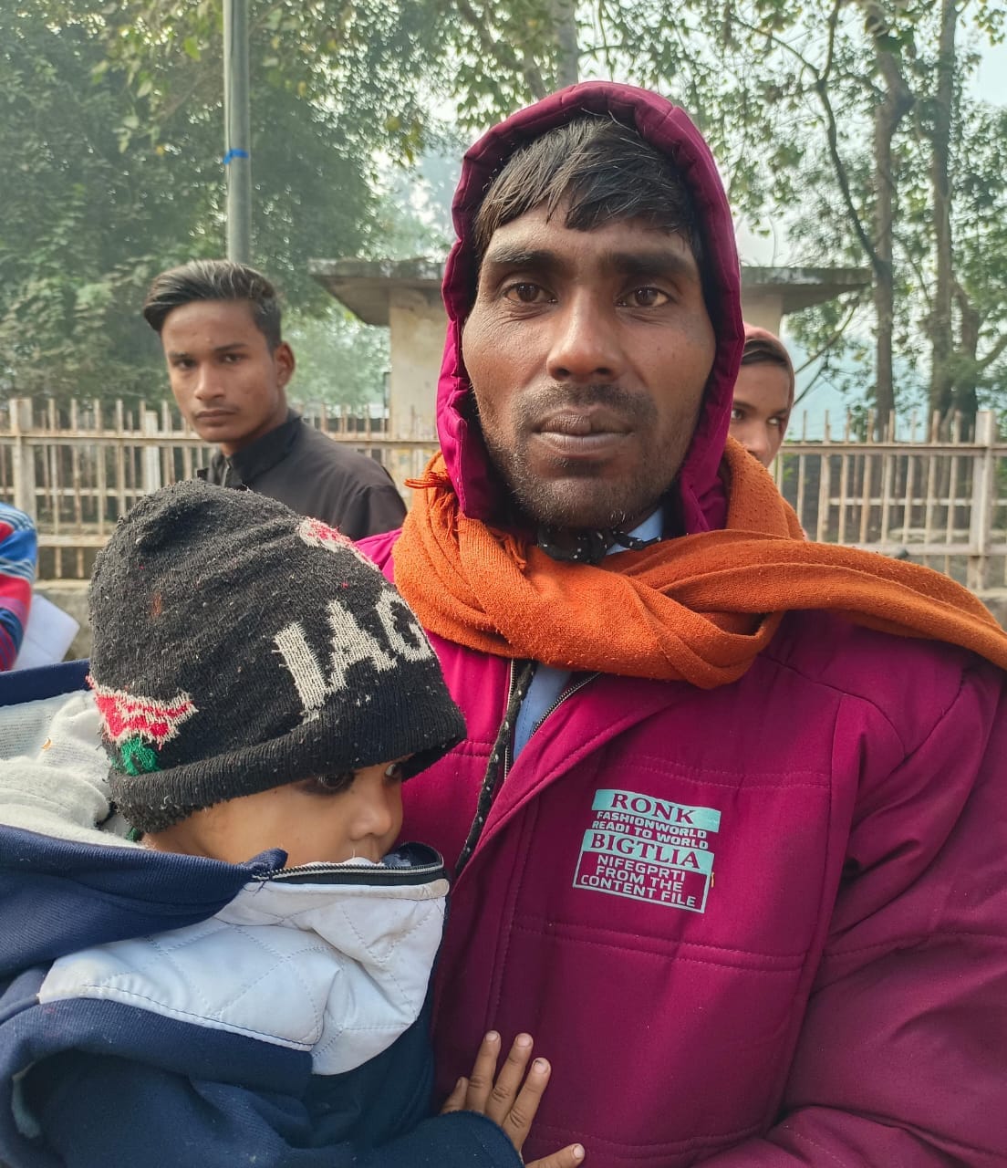 पीलीभीत के मुख्य डाकघर परिसर में आधार कार्ड के लिए पहुंचे लोग।संवाद पीलीभीत के मुख्य डाकघर परिसर में आधार कार्ड के लिए पहुंचे लोग।संवाद