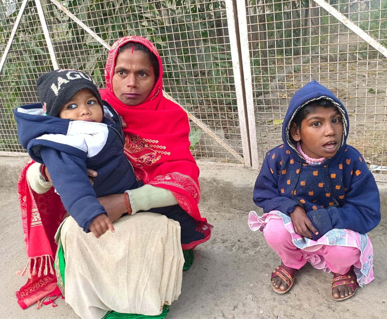 पीलीभीत के मुख्य डाकघर परिसर में आधार कार्ड के लिए पहुंचे लोग।संवाद पीलीभीत के मुख्य डाकघर परिसर में आधार कार्ड के लिए पहुंचे लोग।संवाद