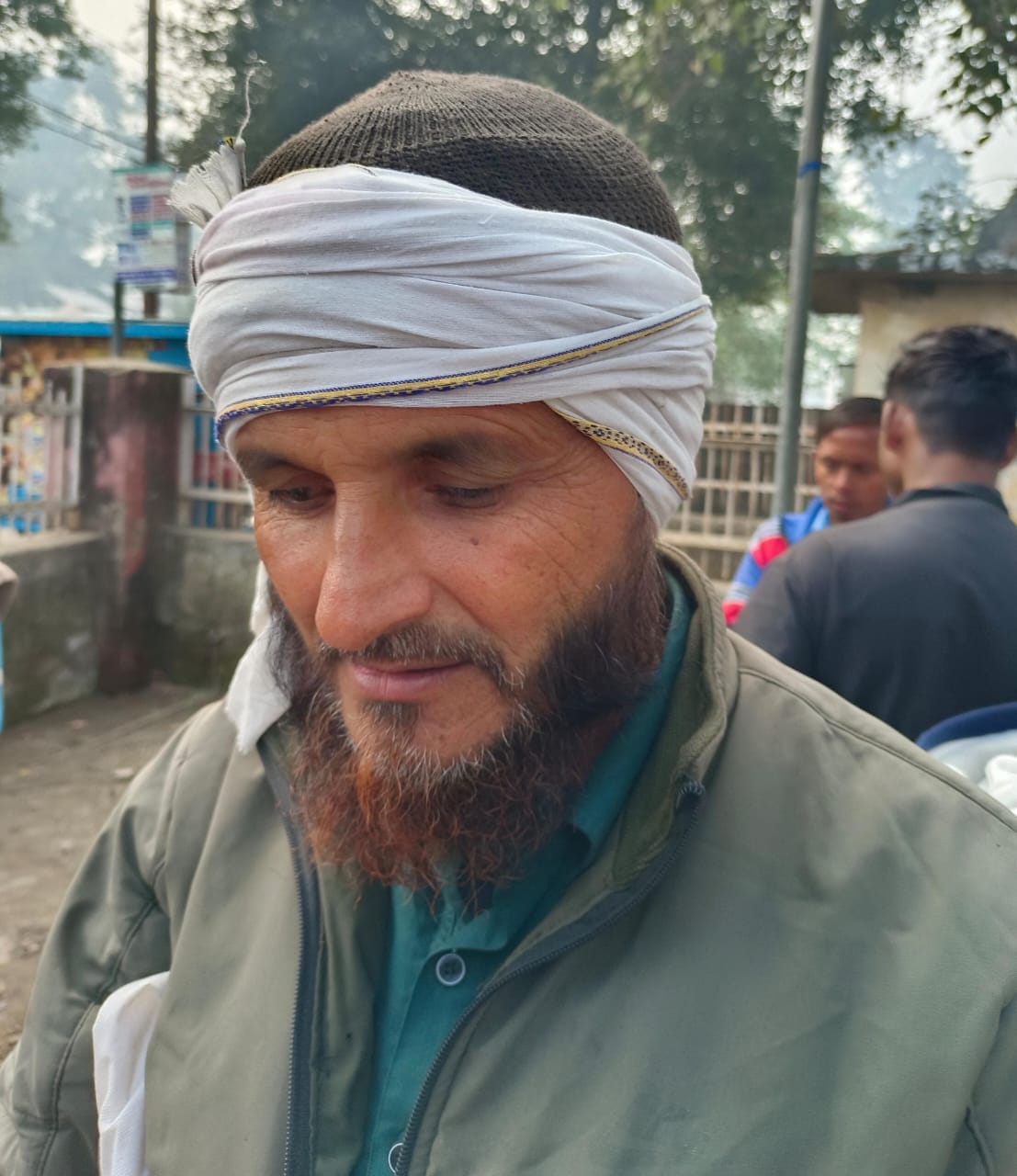 पीलीभीत के मुख्य डाकघर परिसर में आधार कार्ड के लिए पहुंचे लोग।संवाद पीलीभीत के मुख्य डाकघर परिसर में आधार कार्ड के लिए पहुंचे लोग।संवाद