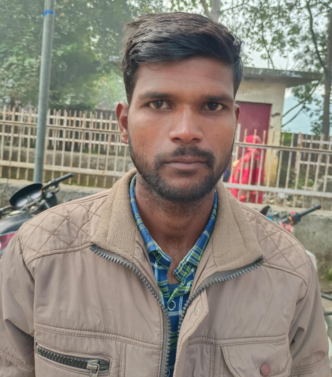 पीलीभीत के मुख्य डाकघर परिसर में आधार कार्ड के लिए पहुंचे लोग।संवाद पीलीभीत के मुख्य डाकघर परिसर में आधार कार्ड के लिए पहुंचे लोग।संवाद